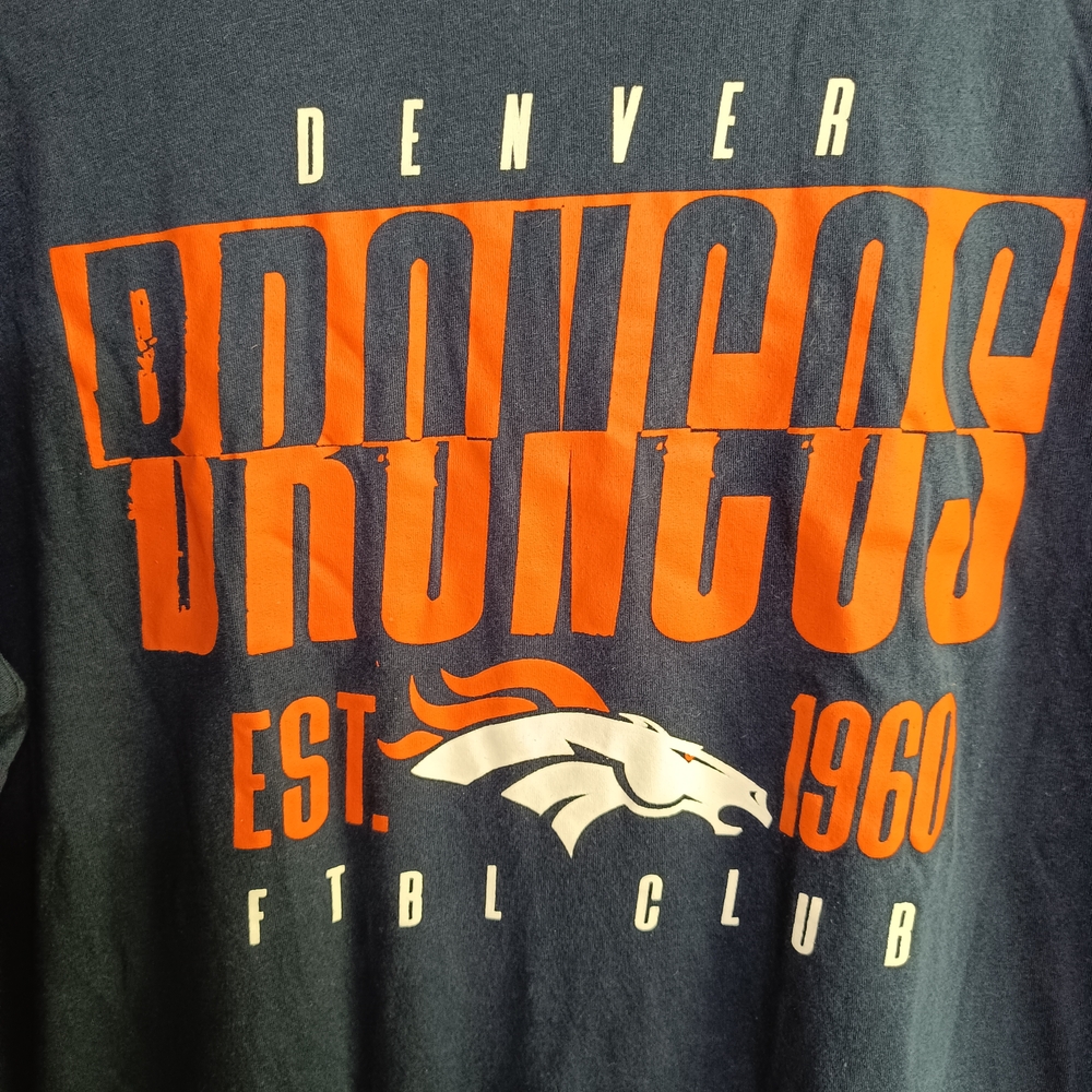 Large NFL Denver Broncos Navy T-shirt Football Casual Colorado Travel Dad Beach